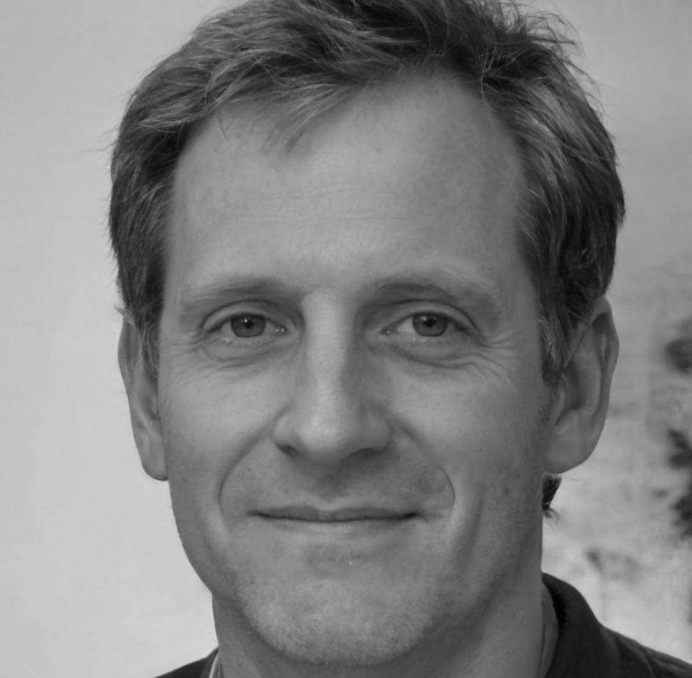 Entwickler erklärt SEO-Software-Funktionen in persönlichem Gespräch