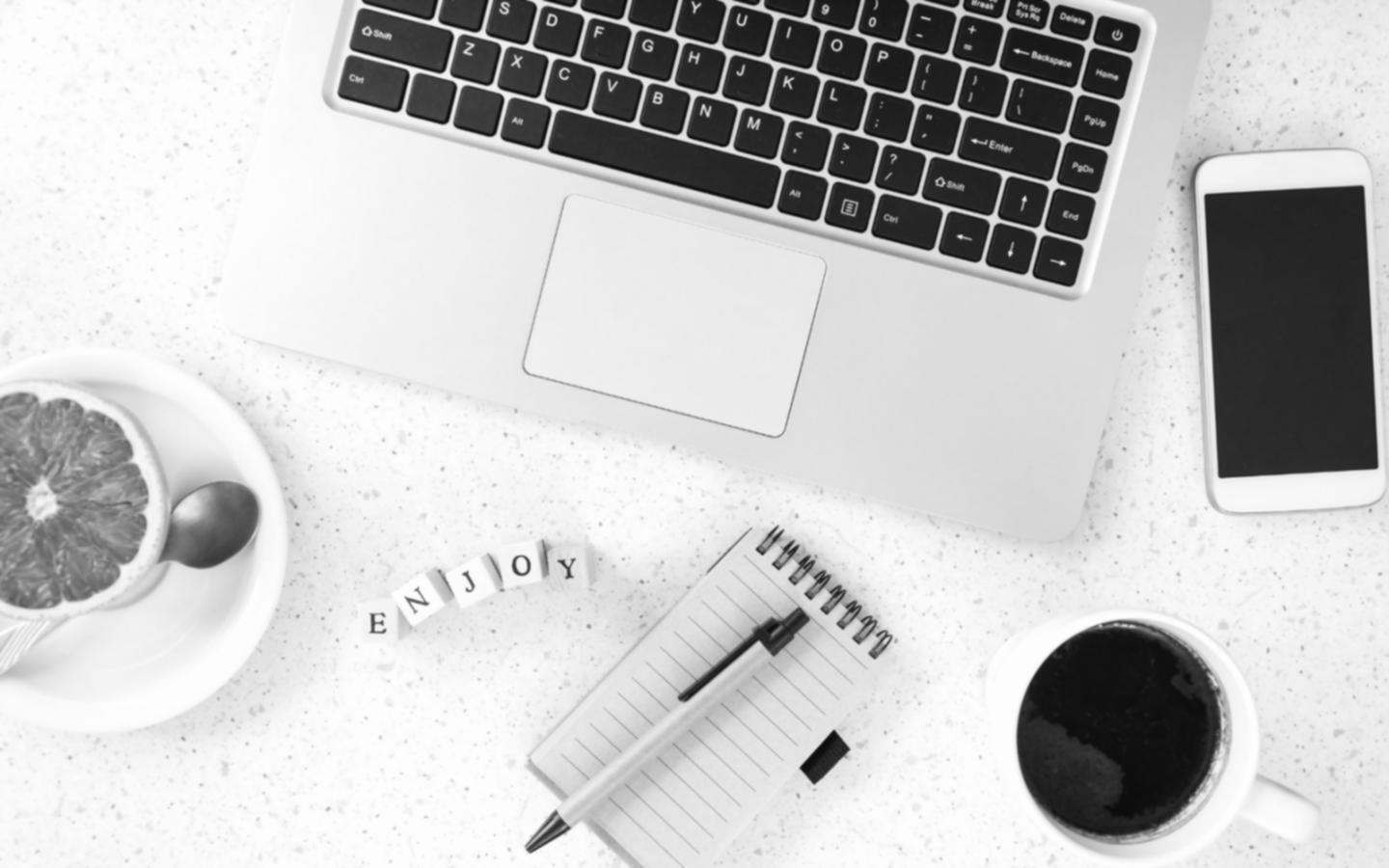 Datenanalyse und technische SEO-Auswertungen auf Bildschirmen