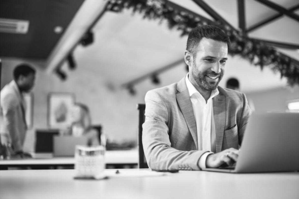 Moderne SEO-Arbeitsumgebung mit Analysetools und Strategieplanung